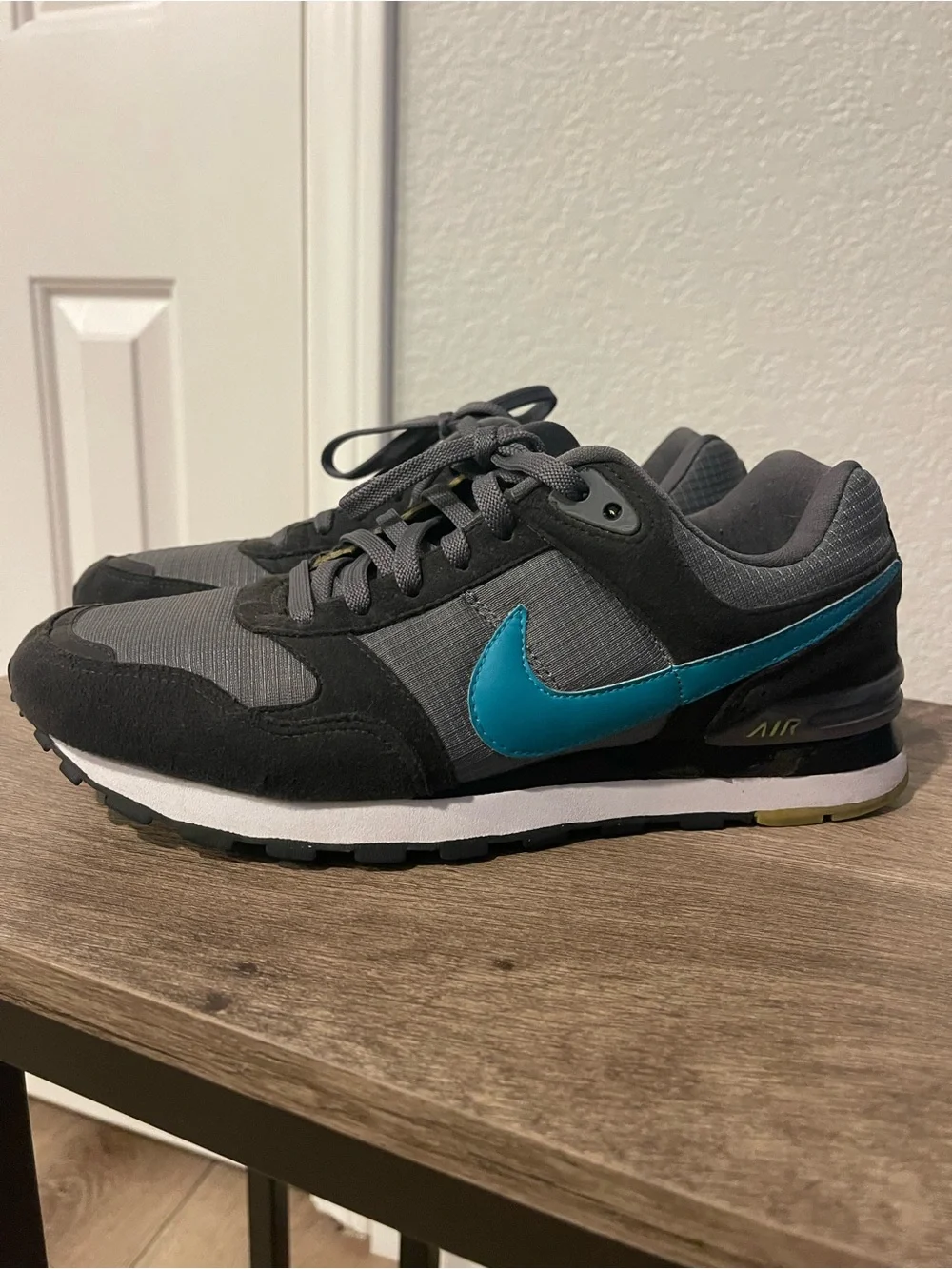 Nike women’s Gray & Teal Sneakers